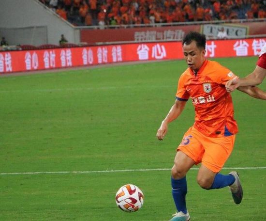 东庄农业出产合作社副社长鲁淮生从县里开会回来后，向泛博社员提出：挖通老龙沟，把凹地变稻田。社员都暗示同意。                                      　　唯有守旧、怕事的社长章明楼以为冬季应抓副业，照样能增添合作社的收进。挖老龙沟一旦达不到料想的目标，既花钱又吃力。管帐福顺也拥护这类定见。鲁淮生想尽法子争夺章明楼赞成把凹地改成稻田的打算。可是，章明楼却获得了上级区委方政委的撑持，决心扩大副业，把鲁淮生的打算压了下来。                                      　　鲁淮生在区委会召开的出产打算会议上，他直率地否决章明楼的进步农业产量百分之二的打算，要把农业产量进步百分之二十。这一下将方政委和章明楼吓住了。方政委说他无组织、无规律，要他检讨。鲁淮生没有抛却本身的抱负，起头和二黑、凤梅、年夜祥等几个青年人进行查询拜访和丈量工作。这一边，章明楼则年夜量睁开副业出产。管帐福顺就乘此机遇混水摸鱼，黑暗拆放印子钱，把合作社弄得参差不齐。                                      　　福顺教唆两个社长不和，说...